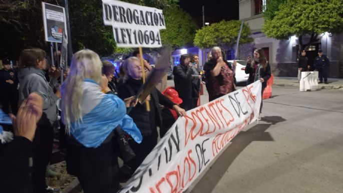 Manifestación de docentes autoconvocados a metros del acto de Llaryora
