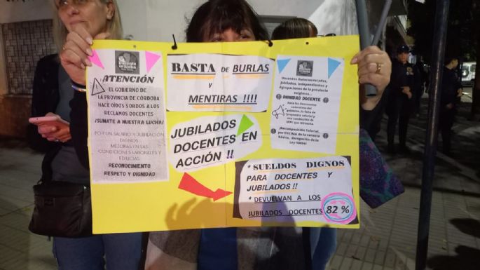 Manifestación de docentes autoconvocados a metros del acto de Llaryora