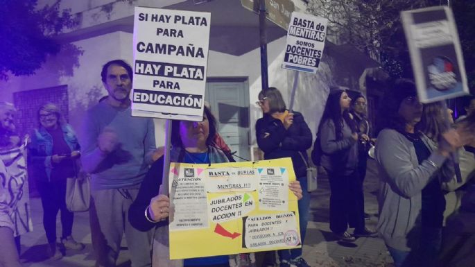 Manifestación de docentes autoconvocados a metros del acto de Llaryora