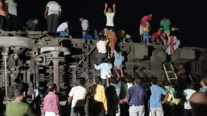 Más de 200 muertos y 850 heridos en un accidente de tren en el este de India