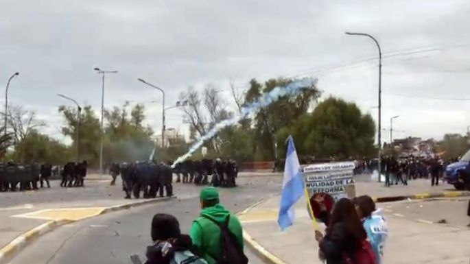 Máxima tensión en Jujuy: prendieron fuego la Legislatura