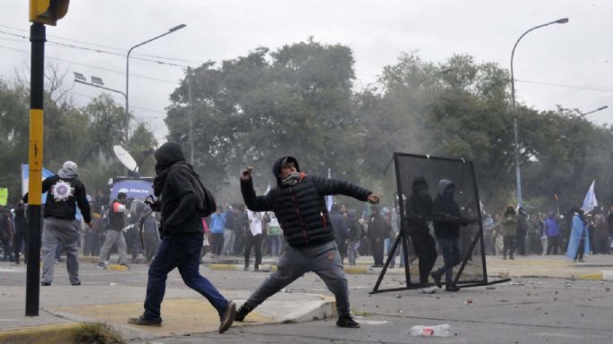 La violenta represión en Jujuy dejó unos 170 heridos y 68 detenidos