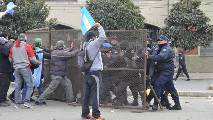 La violenta represión en Jujuy dejó unos 170 heridos y 68 detenidos