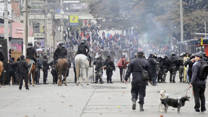 La violenta represión en Jujuy dejó unos 170 heridos y 68 detenidos