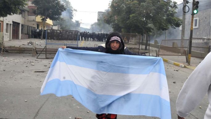La violenta represión en Jujuy dejó unos 170 heridos y 68 detenidos