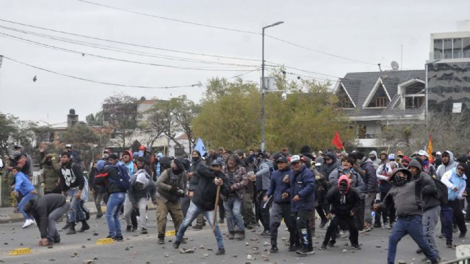 La violenta represión en Jujuy dejó unos 170 heridos y 68 detenidos