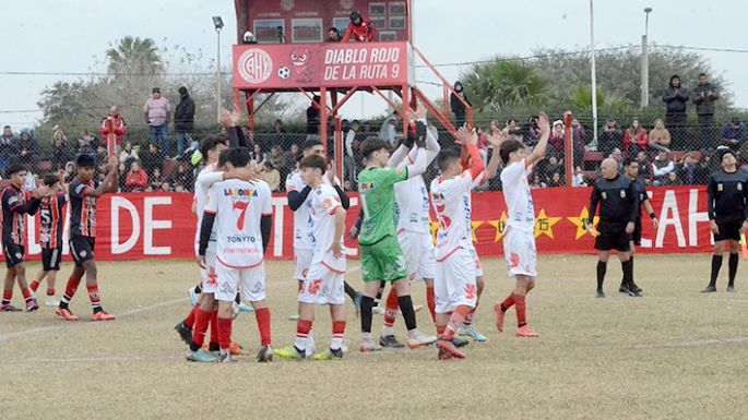 Victoria y ventaja para dos albirrojos