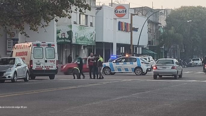 Choque en pleno centro: el conductor de la moto tuvo lesiones leves y no quiso ser atendido