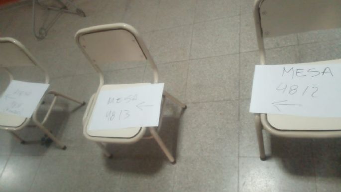 Hacen filas detrás de una silla en mesas no habilitadas