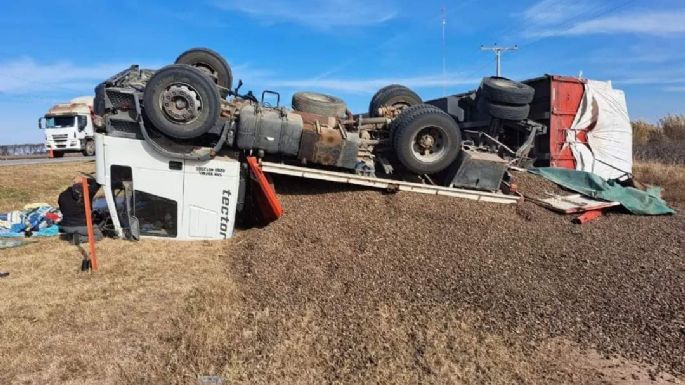 Despistó y volcó un camión cerca de Chazón