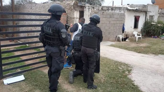 Arrestaron a un sujeto que tomó como rehén a una familia entera