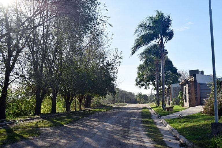 A la altura de  Barrancas del Sud aquiere el nombre de República  de Siria