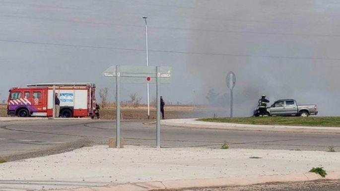 Bomberos sofocaron el incendio de una camioneta
