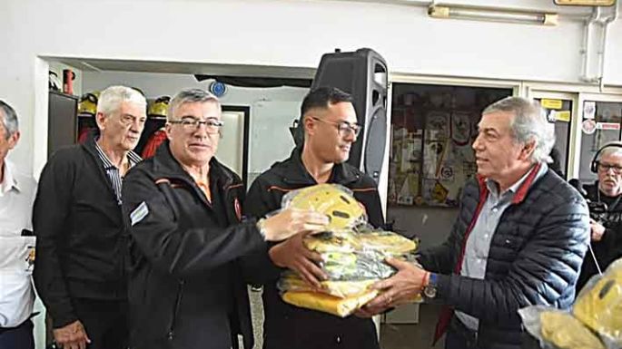 La Provincia entregó nuevo equipamiento a Bomberos