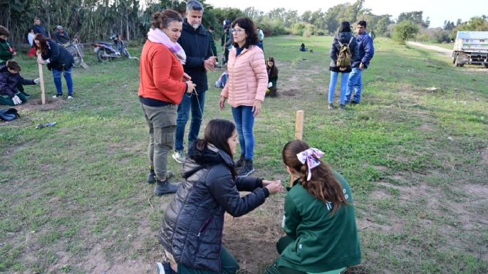 Estudiantes del Mariano Moreno plantaron árboles en la ciudad