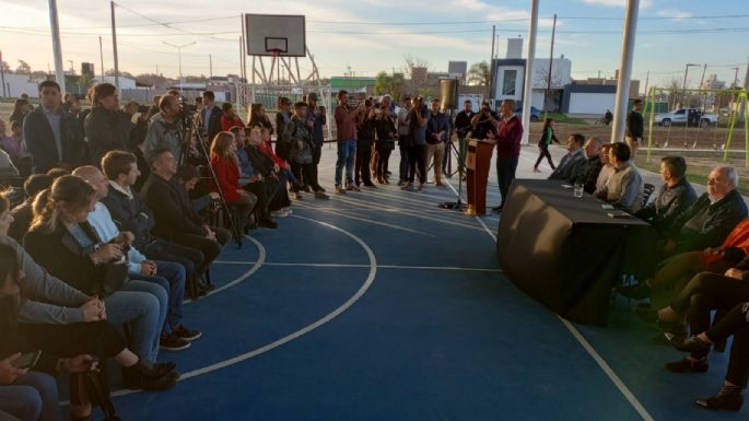 Schiaretti inauguró un nuevo polideportivo en Villa Nueva