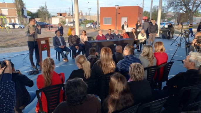 Schiaretti inauguró un nuevo polideportivo en Villa Nueva