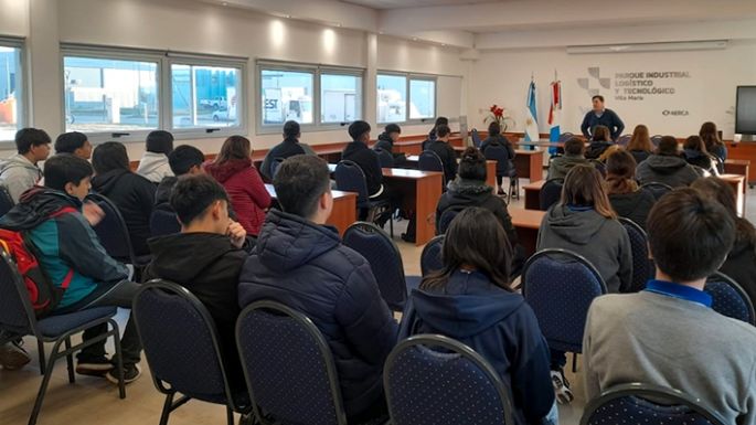 Estudiantes secundarios se preparan para la vida laboral y visitan empresas