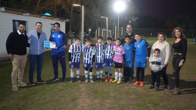 Bovo entregó un aporte al club de baby El Tallerito
