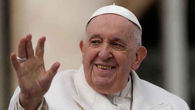 Operaron con éxito al papa por obstrucción intestinal