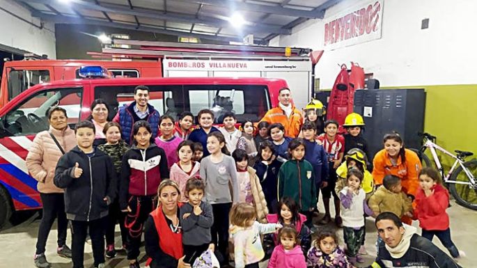 Los niños del Centro de Fortalecimiento visitaron el Cuartel de Bomberos