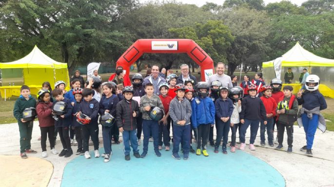 Niños realizaron entre la niebla la cuarta edición de la Marcha de los Cascos