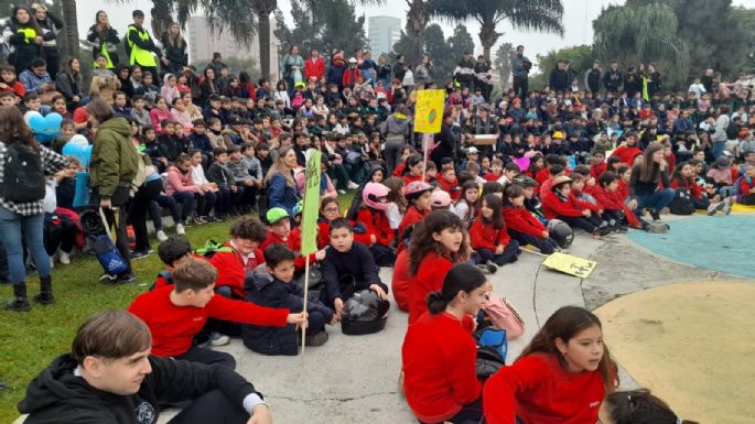 Niños realizaron entre la niebla la cuarta edición de la Marcha de los Cascos