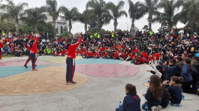 Niños realizaron entre la niebla la cuarta edición de la Marcha de los Cascos