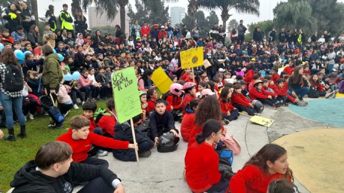 Niños realizaron entre la niebla la cuarta edición de la Marcha de los Cascos