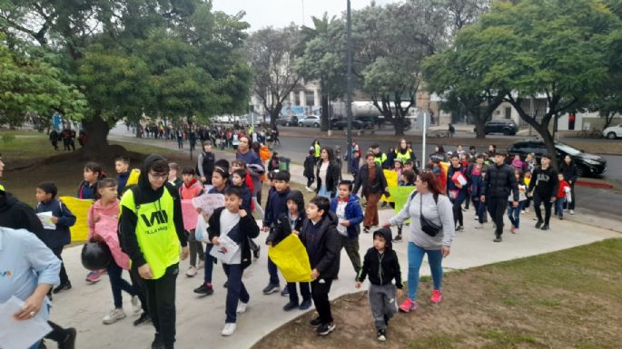Niños realizaron entre la niebla la cuarta edición de la Marcha de los Cascos