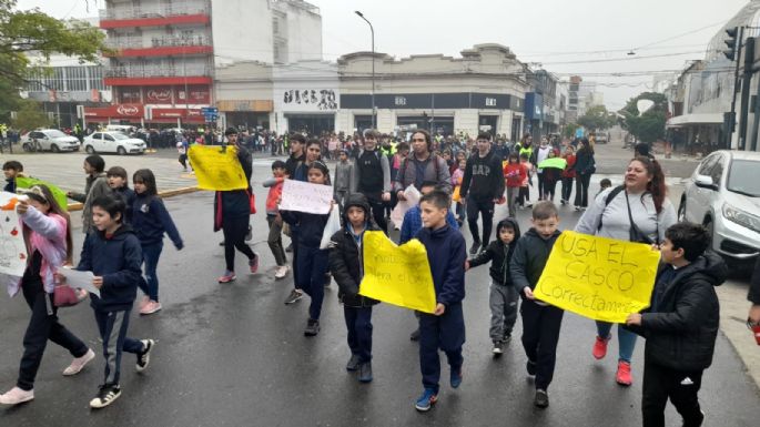 Niños realizaron entre la niebla la cuarta edición de la Marcha de los Cascos