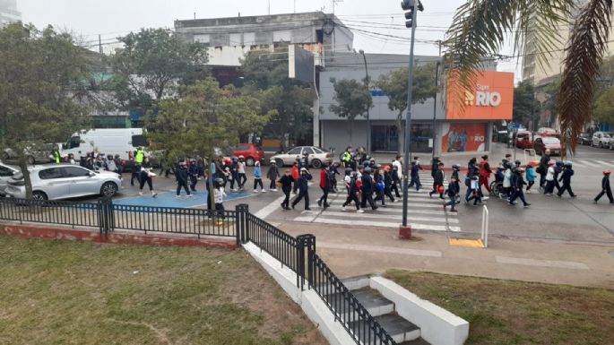 Niños realizaron entre la niebla la cuarta edición de la Marcha de los Cascos