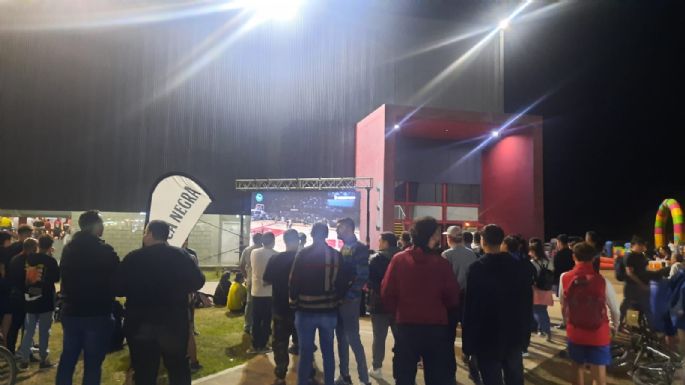 Instalaron una pantalla gigante fuera del Salón de los Deportes para poder ver la final