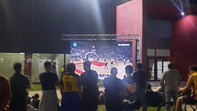 Instalaron una pantalla gigante fuera del Salón de los Deportes para poder ver la final