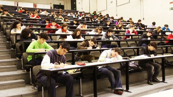 Otorgan becas a estudiantes locales