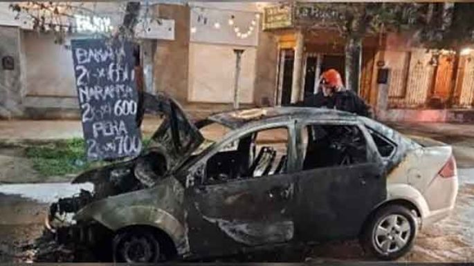 Madrugada con autos quemados