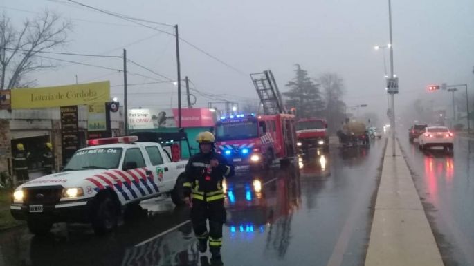 Bomberos lograron controlar el incendio en un local comercial en Villa Nueva