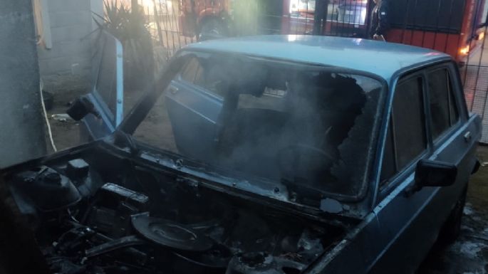 Bomberos sofocaron el incendio de un auto