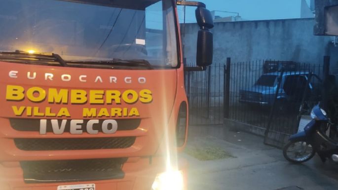 Bomberos sofocaron el incendio de un auto