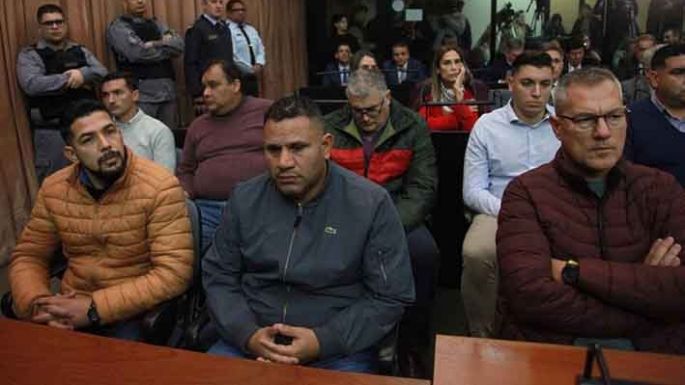 Prisión perpetua para tres policías que mataron a un chico por odio racial