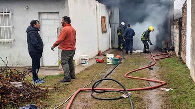 Explosión e incendio en un taller mecánico  en Villa María: daños importantes en un auto