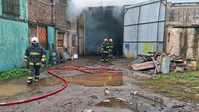Explosión e incendio en un taller mecánico  en Villa María: daños importantes en un auto