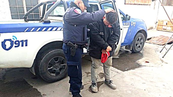 Lo fue a buscar a su lugar de trabajo y lo lesionó a golpes