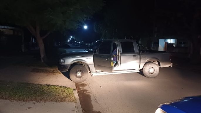 Sintió un fuerte ruido y cuando salió de la casa, un hombre intentaba hacer arrancar su camioneta