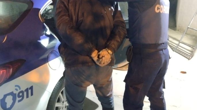 Rompió un vidrio y robó dinero de un local, pero fue detenido
