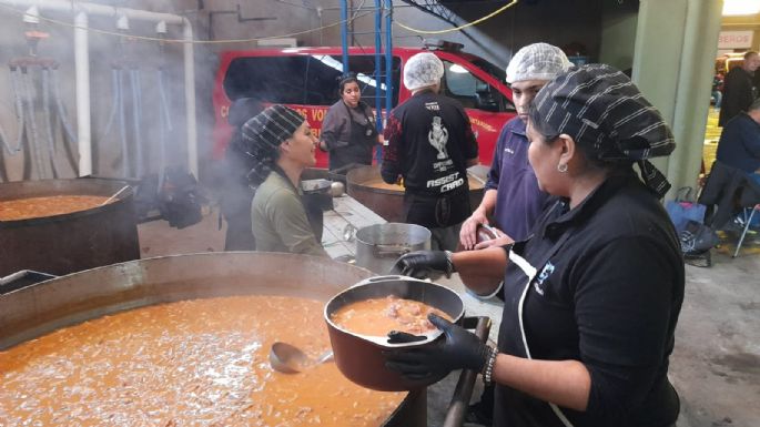 Bomberos entregaron 3500 porciones de locro
