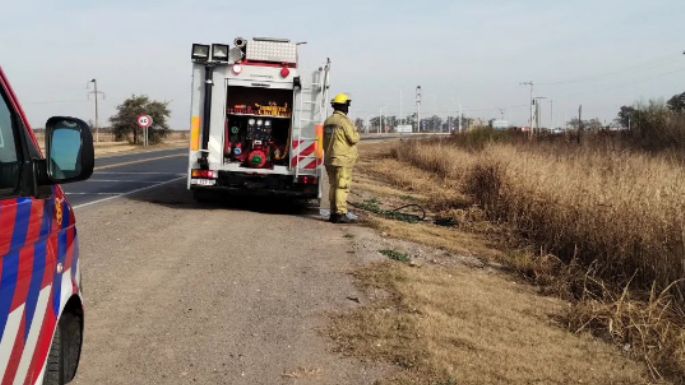Bomberos controlaron incendio de pastizales en ruta 4