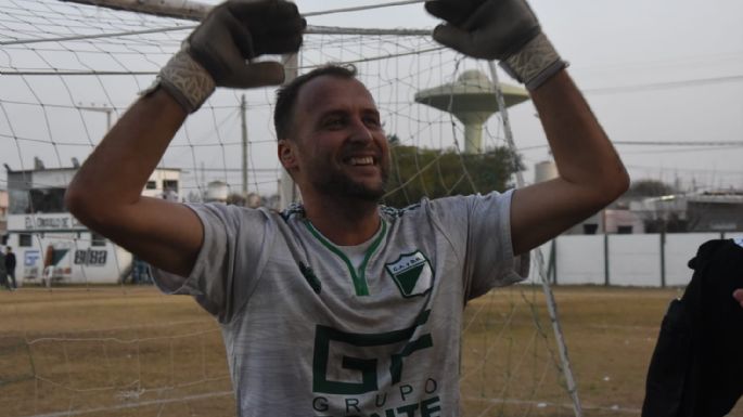 Con un enorme Berardo, Rivadavia ganó en los penales y está en la final