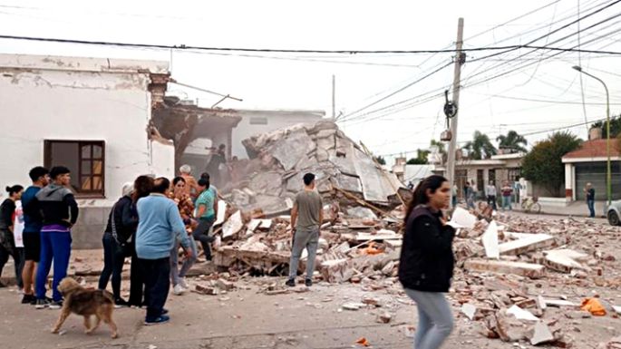 Tremenda explosión y derrumbe de una casa en la ciudad de Oliva