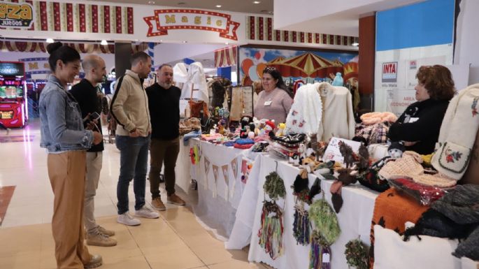 Vecinos y vecinas disfrutan de la feria de tejido artesanal en el Híper